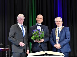 Ferdi Schüth (left), Benjamin List (middle) and mayor Marc Buchholz at the official reception of the City of Mülheim for its new Nobel Laureate Benjamin List.
