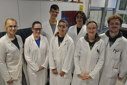 Fun in the lab: school students from Mülheim and technicians from the Ritter group. 
