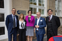 Gianluca Marinola, President of the Italian Chemical Society (from left), Angela Agostiano, President of the European Chemical Society, Sabine Becker, Deputy President of the German Chemical Society, Marc Buchholz, Mayor of Mülheim and Frank Neese, Managing Director of the Max Planck Institut für Kohlenforschung, jointly unveiled the plaque on the historic old building of the Kohlenforschung.