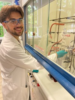 Selbstständig Reaktionen ansetzen ist cool: Iliya gefällt das Praktikum beim MPI.